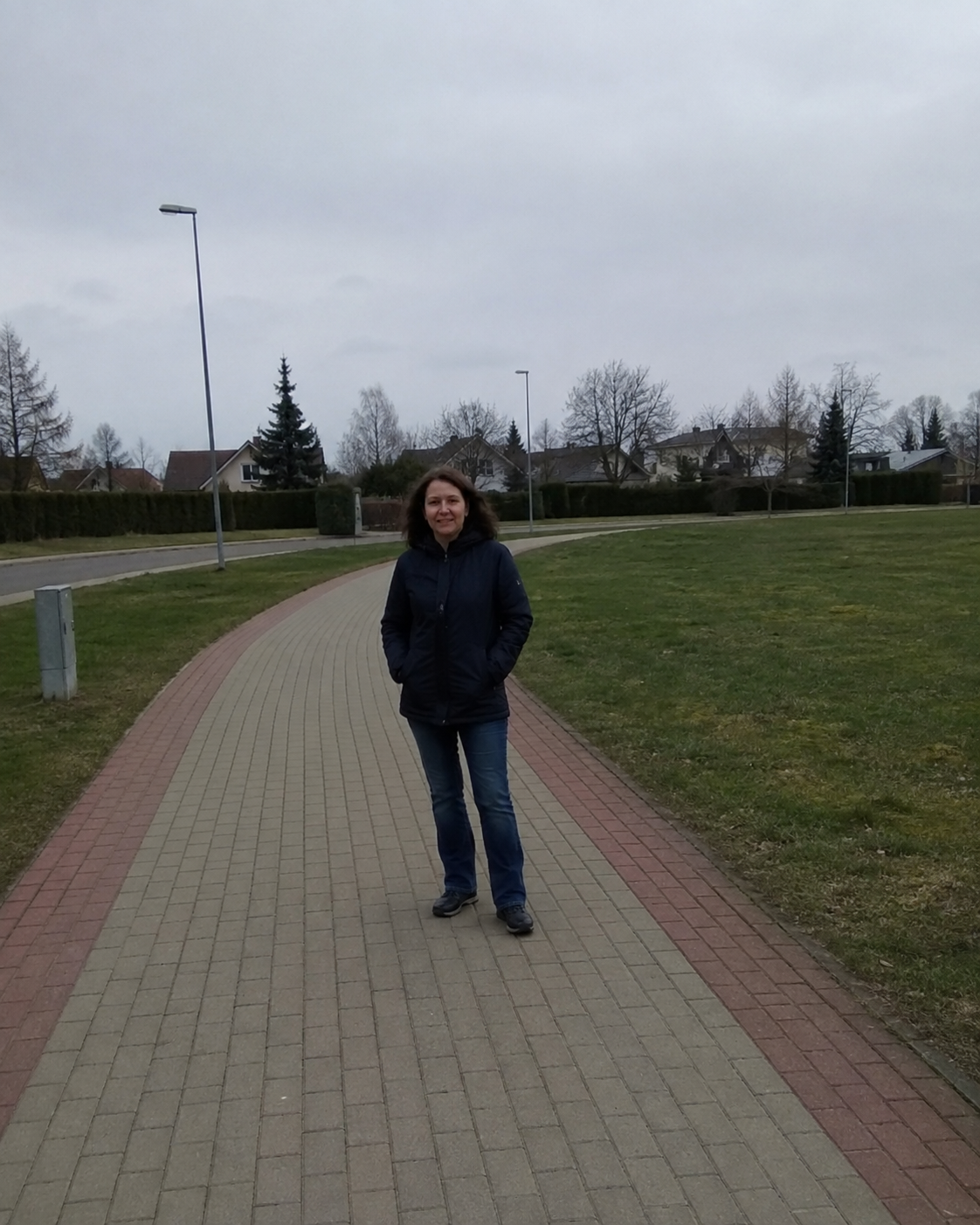 Turima moters nuotrauka iš toli