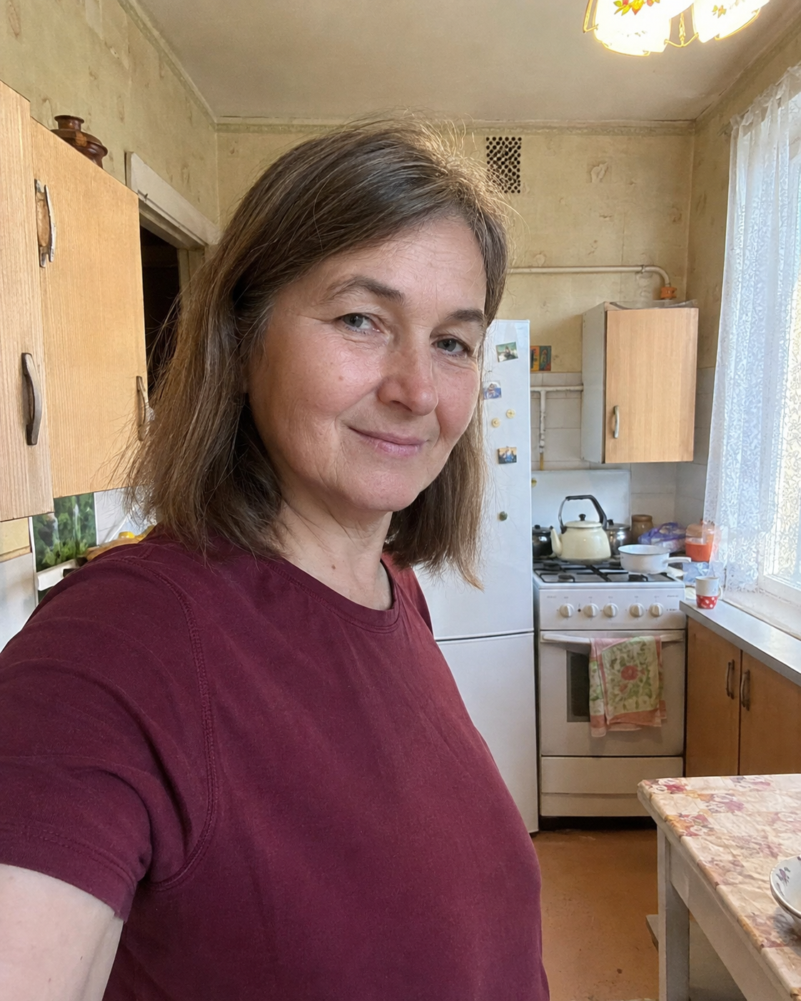 Buitinis moters selfis virtuvėje